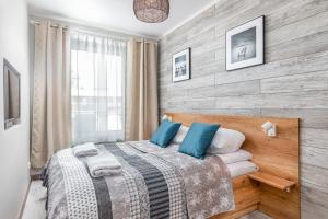 Posteľ alebo postele v izbe v ubytovaní Apartamenty Osiedle Bursztynowe III by Noclegi Renters