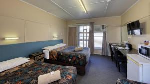 Pokój hotelowy z 2 łóżkami i biurkiem w obiekcie Matilda Motel w mieście Winton