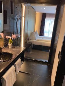 Postel nebo postele na pokoji v ubytování Primetime Hotel