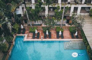 Der Swimmingpool an oder in der Nähe von Burasari Phuket Resort & Spa