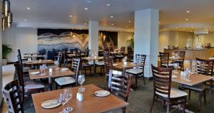 A restaurant or other place to eat at ANEW Hotel Centurion Pretoria