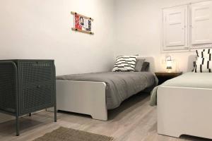 - une chambre avec un lit et une commode dans l'établissement M5 Cool Terrace. Metro 1 min. Center 15' by metro, à Esplugues de Llobregat