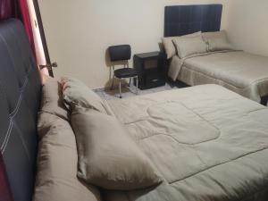 uma sala de estar com duas camas e um sofá em Hotel Diaz 