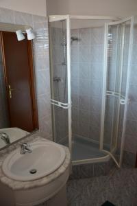 y baño con ducha, lavabo y aseo. en Villa Vienna en Novigrad Istria