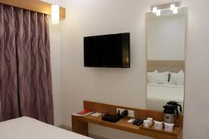 TV a/nebo společenská místnost v ubytování Hotel Ashray Inn