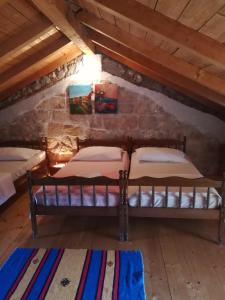 um quarto com 2 camas num sótão em Holiday home Lastovo em Lastovo