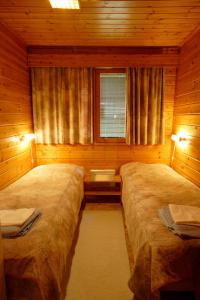 Llit o llits en una habitació de Jeris Lakeside Resort Cabins