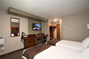 Tempat tidur dalam kamar di The Oakwood Hotel by Roomsbooked