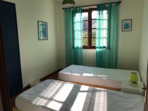 Duas camas num quarto com uma janela em Gîte Saint-Hilaire-de-Riez, 4 pièces, 6 personnes - FR-1-426-279 em Saint-Hilaire-de-Riez
