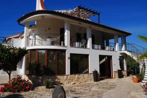 Großes weißes Haus mit Balkon in der Unterkunft B&B Terra Marique in Syrakus