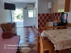 a kitchen and dining room with a table and chairs at Apartmani Nevena in Herceg-Novi