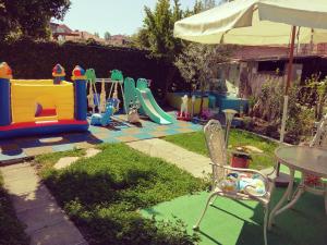 Детска площадка в Къща за гости Синьо Лято