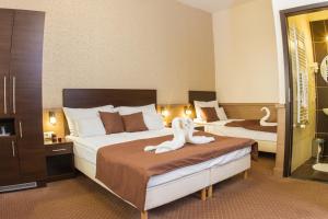 um quarto de hotel com duas camas com toalhas em Central Hotel 21 and Apartments em Budapeste