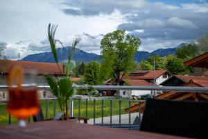 un patio con mesa y vistas a las montañas en Ferienwohnung FühlDichWohl, en Übersee