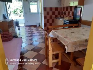 a kitchen and dining room with a table and chairs at Apartmani Nevena in Herceg-Novi