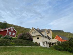 eine Gruppe von Häusern auf einem Grashügel in der Unterkunft The house of Mattis in beautiful Innvik in Innvik