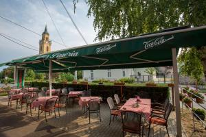 Reštaurácia alebo iné gastronomické zariadenie v ubytovaní Körös Panzió és Étterem