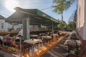 Reštaurácia alebo iné gastronomické zariadenie v ubytovaní Körös Panzió és Étterem