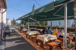 Reštaurácia alebo iné gastronomické zariadenie v ubytovaní Körös Panzió és Étterem