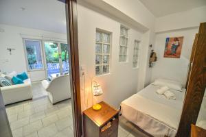 En eller flere senge i et værelse på *Haritos traditional Apt-5min from Falassarna Bch*