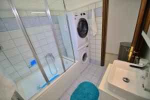 Et badeværelse på *Haritos traditional Apt-5min from Falassarna Bch* + 21 billeder