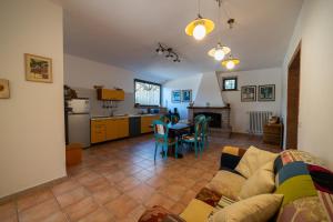 ein Wohnzimmer mit einem Sofa und einem Tisch in der Unterkunft Casa Clara in Montecchio