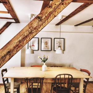 uma sala de jantar com uma mesa de madeira e cadeiras em Apartment DOMO Kirchzarten em Kirchzarten