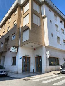 un edificio con dos puertas a un lado en Hotel Camagüey, en Gijón