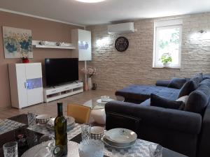 Μια τηλεόραση ή/και κέντρο ψυχαγωγίας στο Apartment Hana with a private Pool