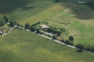 z góry widok na pole z domem i drzewami w obiekcie Agriturismo Parco delle Querce w mieście Valentano +20 zdjęć