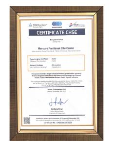 un certificado de apreciación en un certificado marco de diploma certificado de apreciación en Mercure Pontianak City Center, en Pontianak