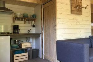 Kuchyň nebo kuchyňský kout v ubytování Cozy Lodge in Värmland Sweden