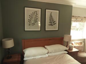 Postel nebo postele na pokoji v ubytování Twin Oaks Guest House