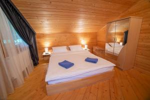 Un dormitorio con una cama con dos almohadas azules encima. en Villa Zarina, en Guta 41 fotos más