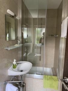 A bathroom at Haus Kärnten Még 37 kép