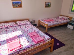 Postel nebo postele na pokoji v ubytování Apartmani Kuljanin
