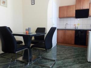 Kuchyň nebo kuchyňský kout v ubytování Apartman Ráchegy