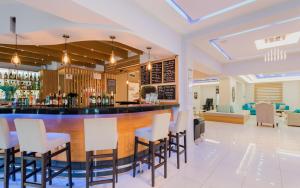 Lounge nebo bar v ubytování Dennys Inn Hotel