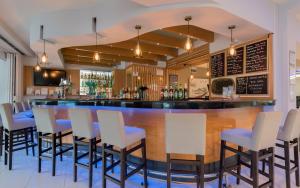 Lounge nebo bar v ubytování Dennys Inn Hotel
