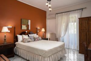 a bedroom with a large bed and a window at Villa Phoenix in Keri