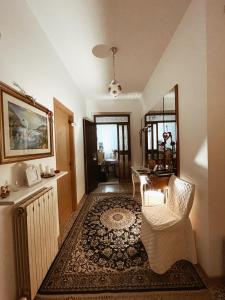 a living room with a chair and a table at La Casa Degli Artisti in Montegiorgio