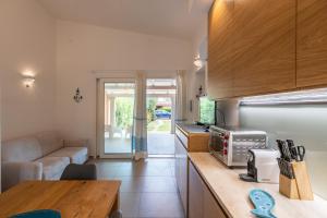 A kitchen or kitchenette at Villa Zen Még 26 kép