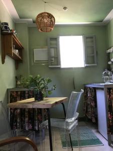 cocina con mesa, sillas y ventana en Casina Morgana B&B en Novafeltria