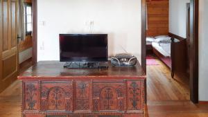 drewniana komoda z telewizorem na górze w obiekcie Apartment Sophia w mieście Sonnenalpe Nassfeld