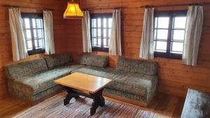 uma sala de estar com um sofá e uma mesa em Apartment Sophia em Sonnenalpe Nassfeld