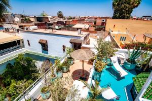 an overhead view of a swimming pool with a resort at Hotel & Spa Riad Dar El Aila in Marrakech