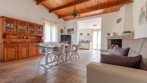 Kuchyňa alebo kuchynka v ubytovaní Villa Luisa - Your Holiday in Sardinia
