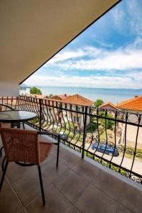 balkon ze stołem i widokiem na ocean w obiekcie Et Larum w mieście Peštani