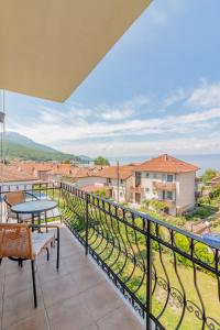 a balcony with a table and chairs and a view at Et Larum in Peštani