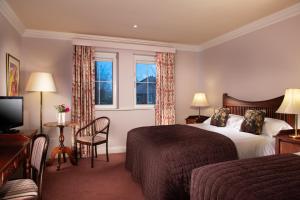 a hotel room with two beds and a window at Killarney Lodge in Killarney